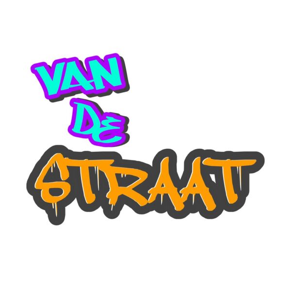 De tekst in graffitistijl op een witte achtergrond luidt: "VAN de STRAAT". "VAN" is geschreven in helderblauw met een paarse omtrek, "de" is paars met een lichtblauwe omtrek en "STRAAT" is opvallend oranje met een zwarte omtrek.